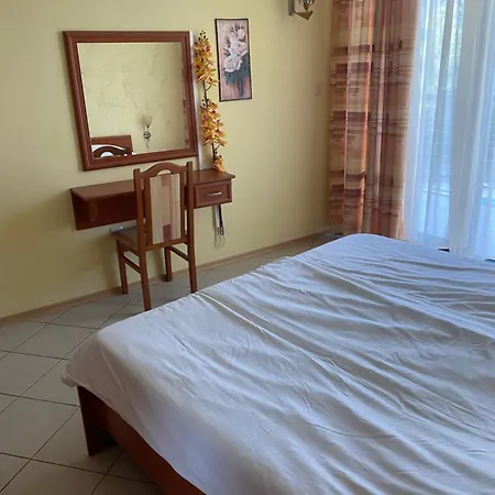 Two-room Sunny For 4 People Lägenhet Slăntjev Brjag
